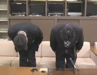 岩手县政府官员18日为有公务员在台偷拍裙底道歉。youtube